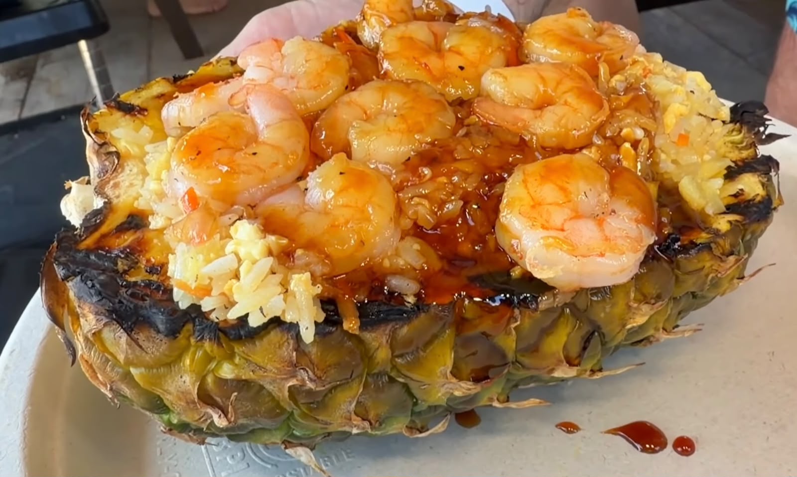 Abacaxi grelhado recheado com arroz e camarão, servido no Volcano Bay