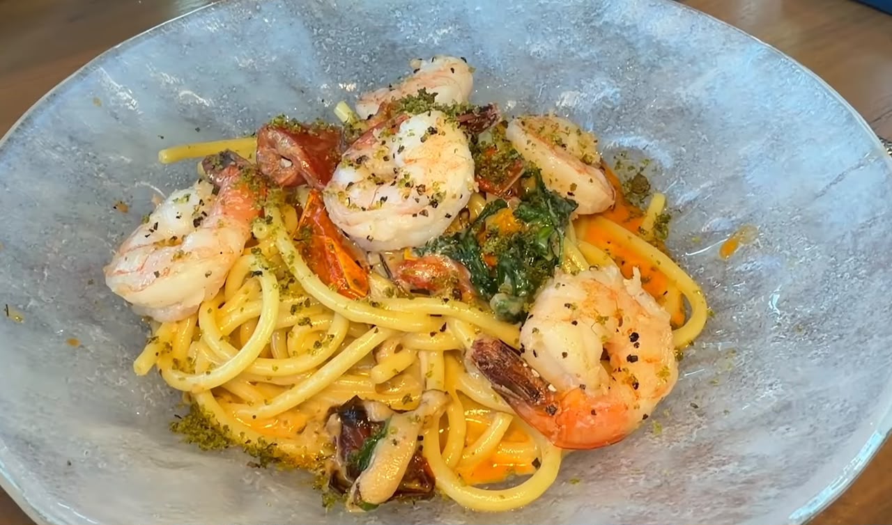 Bucatini all'Arrabbiata com camarão, prato do Restaurante Atlantic no Epic Universe