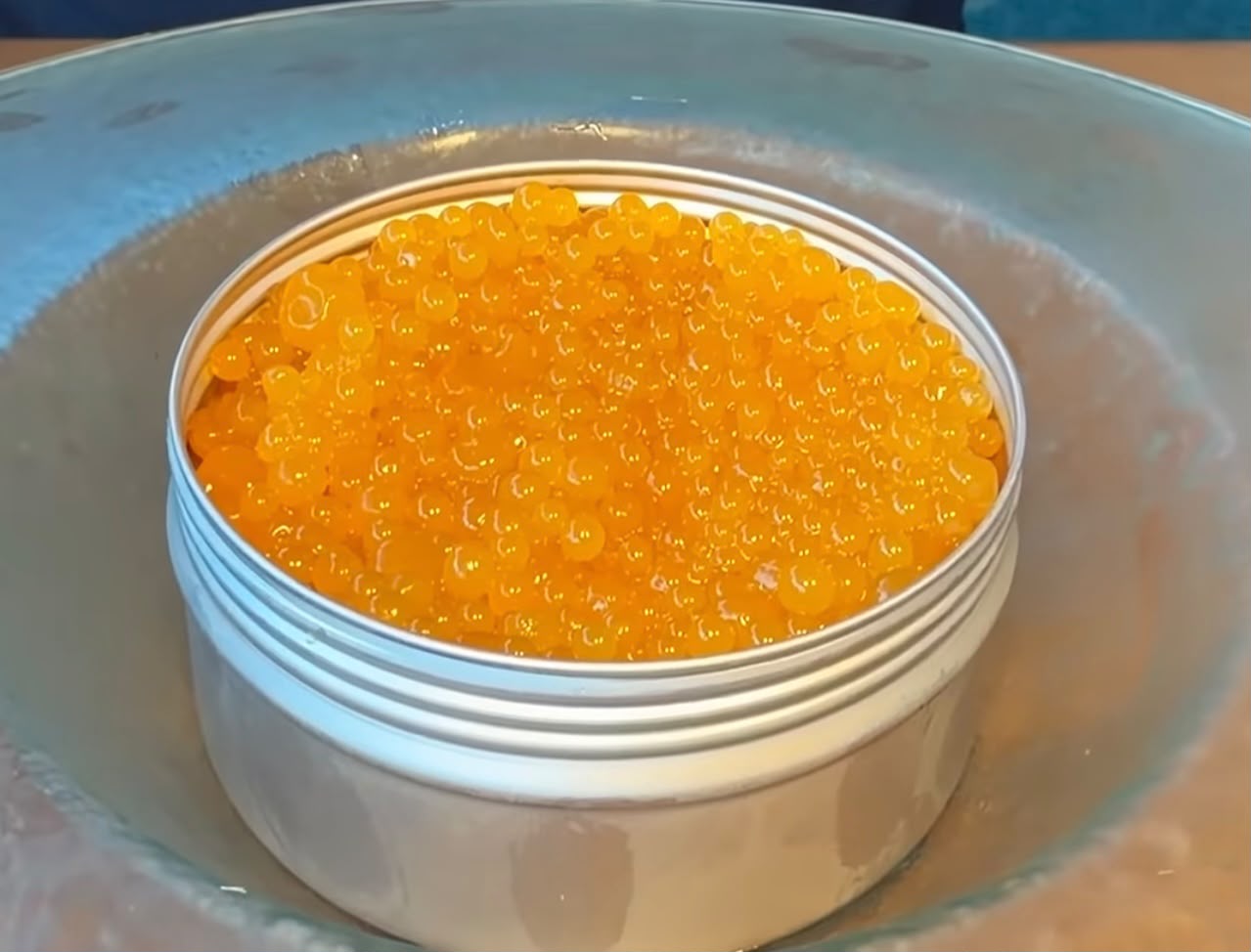 Caviar de maracujá usado na sobremesa de mousse de chocolate do Restaurante Atlantic no Epic Universe