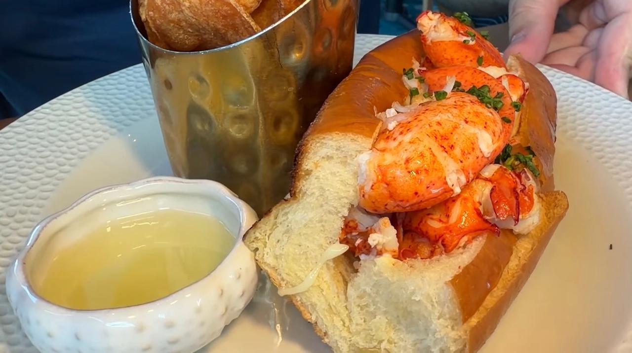Lobster roll com pedaços de lagosta em pão tostado, prato do Restaurante Atlantic no Epic Universe