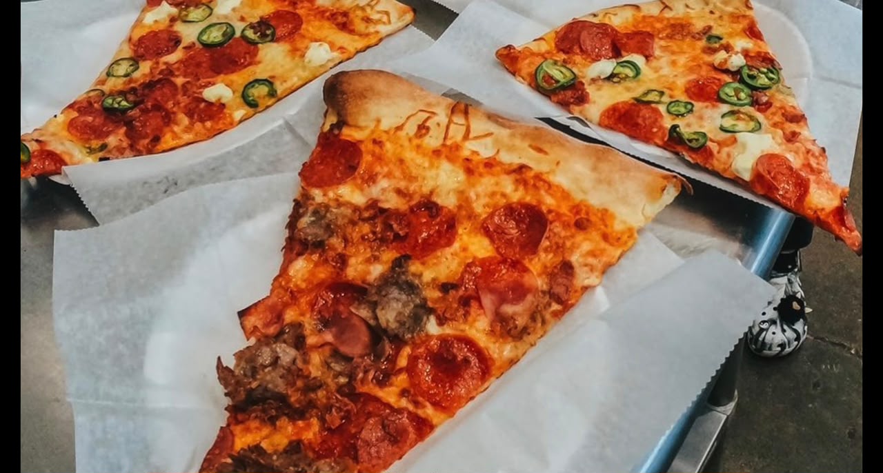Fatias de pizza estilo americano da Cosmos Pizza no Epic Universe